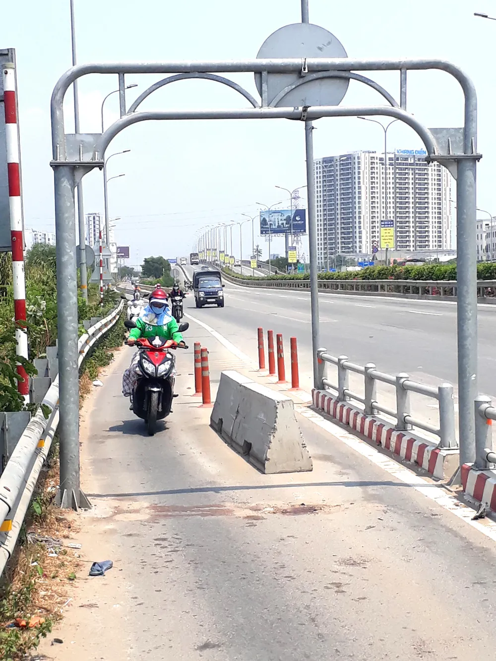 Dải phân cách bê tông giữa đường gây họa  ảnh 1