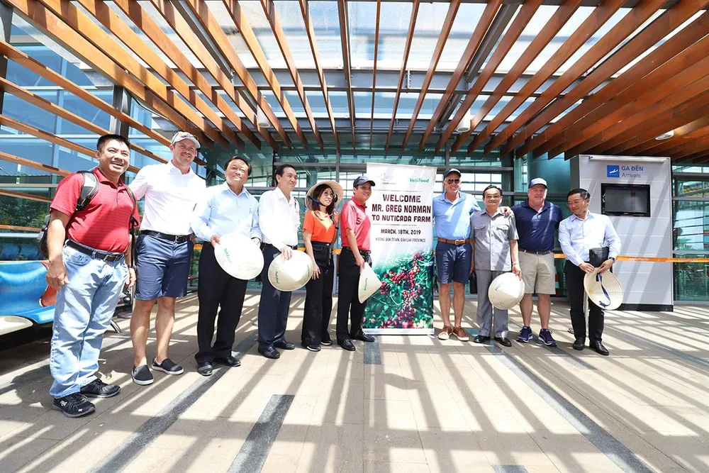 Greg Norman thăm nông trường NUTI CADA