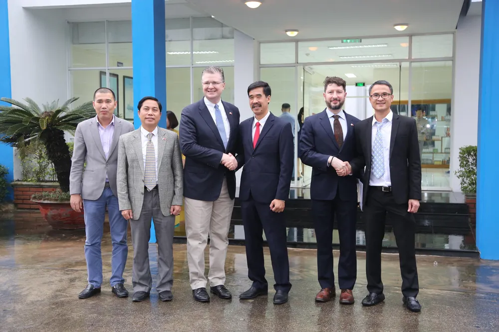 Đại sứ Mỹ thăm Nhà máy Sữa Vinamilk ảnh 2