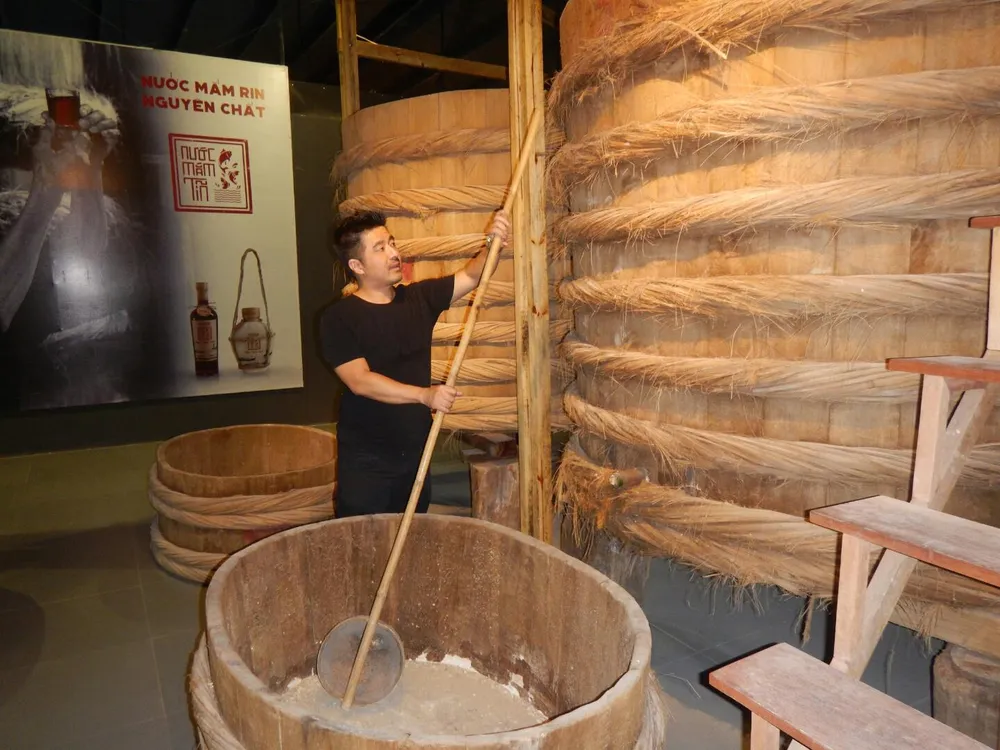 Tiến sĩ tâm lý làm… bảo tàng nước mắm ảnh 1