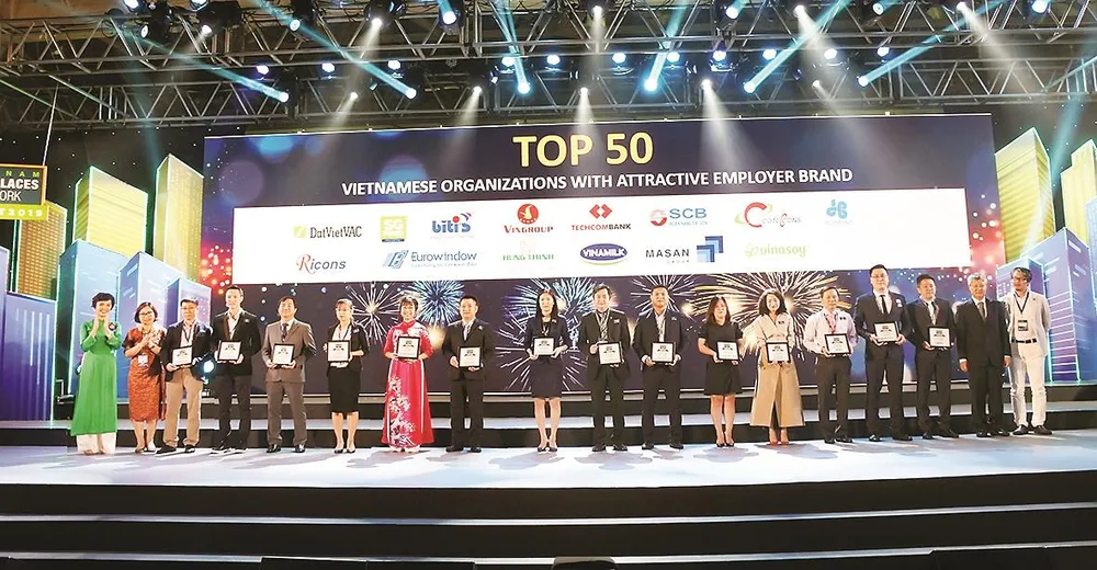 Ông Vũ Đức Hưng - GĐ Khối Quản trị nguồn Nhân lực  (đứng thứ 5 từ trái qua) đại diện SCB nhận giải tại chương trình