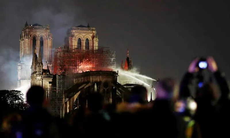 Cháy lớn tại Nhà thờ Đức Bà hơn 850 năm tuổi ở Paris ảnh 18