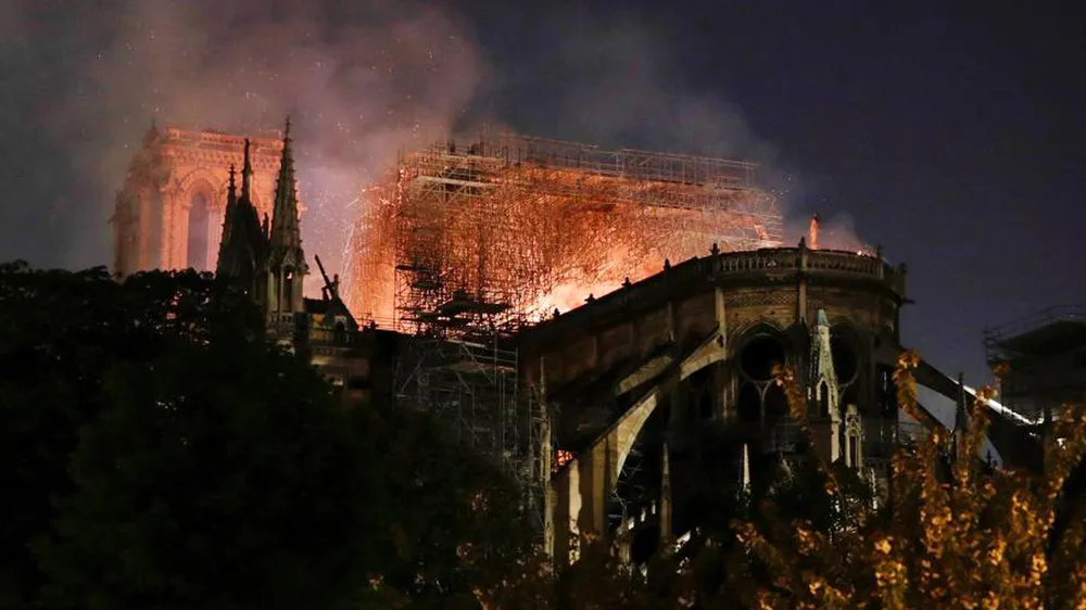 Cháy lớn tại Nhà thờ Đức Bà hơn 850 năm tuổi ở Paris ảnh 38