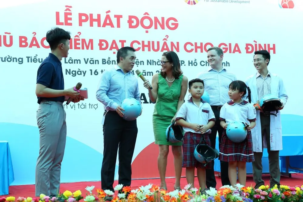 Học sinh được hướng dẫn cách đội nón bảo hiểm tại lễ phát động