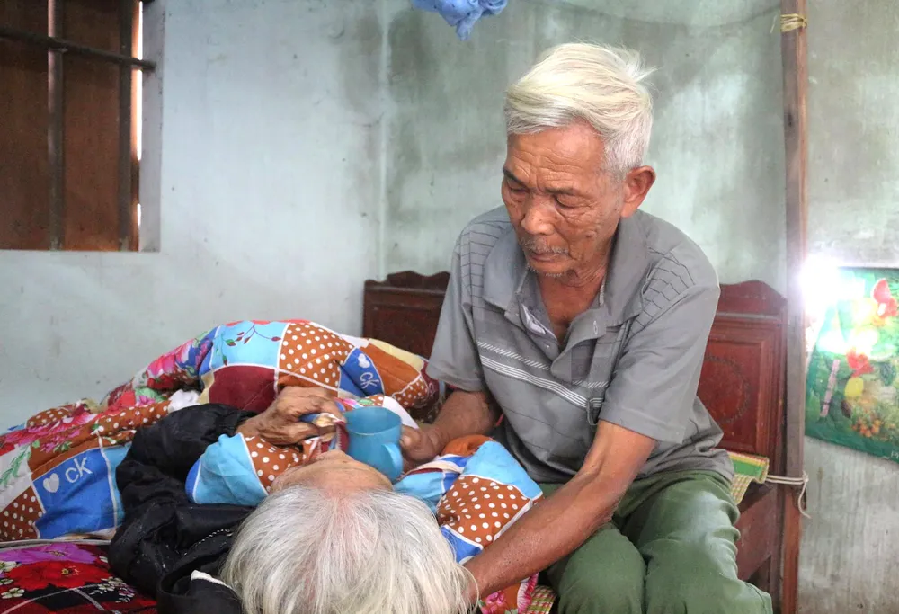 Cụ ông đãng trí chăm chị gái 80 tuổi liệt giường ảnh 1