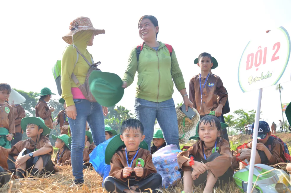 Hàng trăm “nông dân nhí” ướt đẫm mồ hôi... gặt lúa ảnh 11