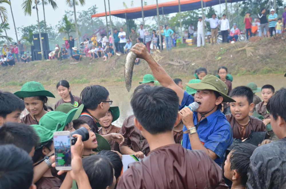Hàng trăm “nông dân nhí” ướt đẫm mồ hôi... gặt lúa ảnh 10