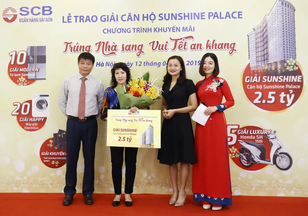 Ông Lại Quốc Tuấn - Phó TGĐ kiêm Giám đốc Văn phòng SCB miền Bắc trao giải cho khách hàng
