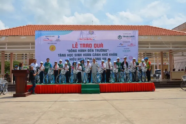Caravan thiện nguyện 2030 trao quà cho các em học sinh