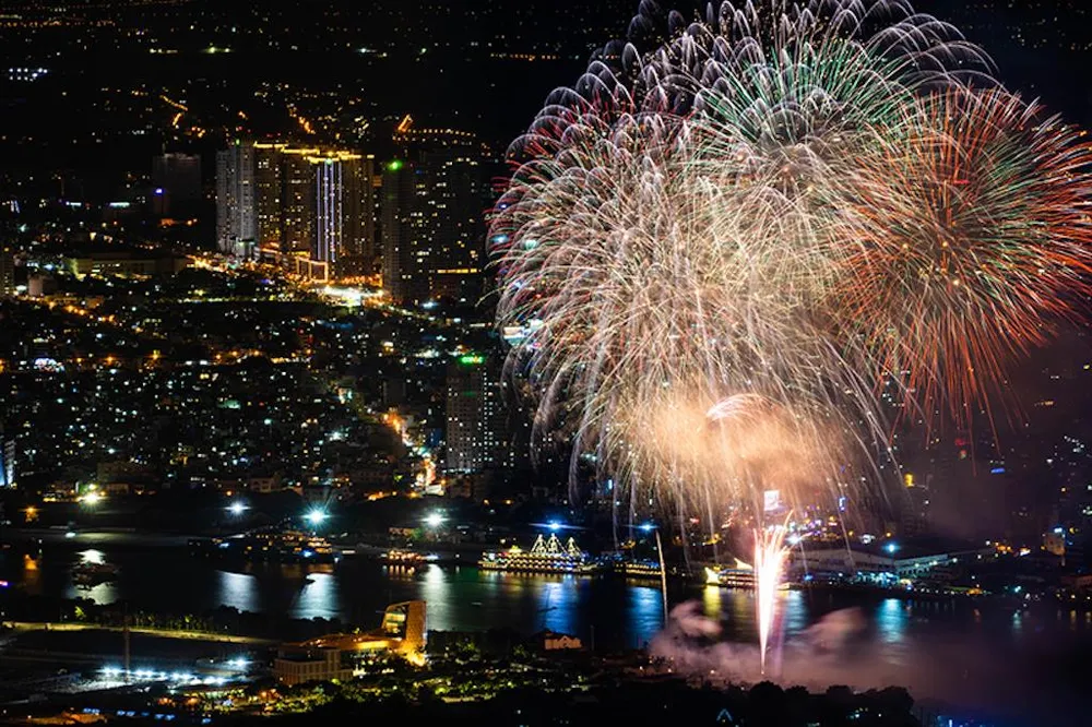 Choáng ngợp màn pháo hoa mãn nhãn từ tòa tháp cao nhất Đông Nam Á ảnh 5