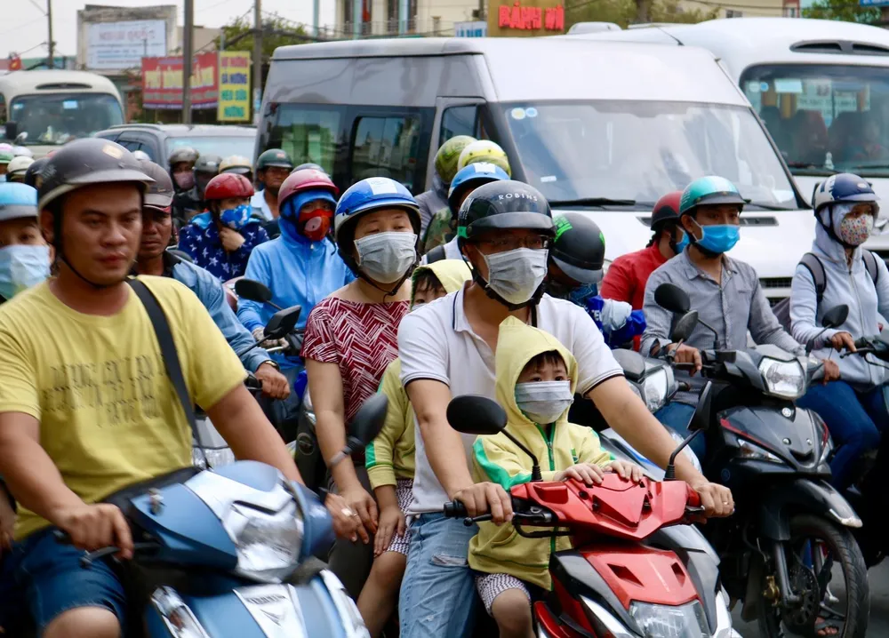 Người dân tấp nập trở lại TPHCM sau kỳ nghỉ lễ ảnh 5