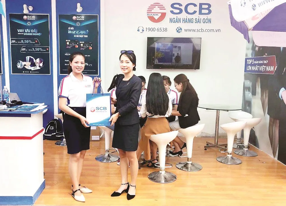 Khách hàng được tư vấn và nhận quà tại gian hàng SCB