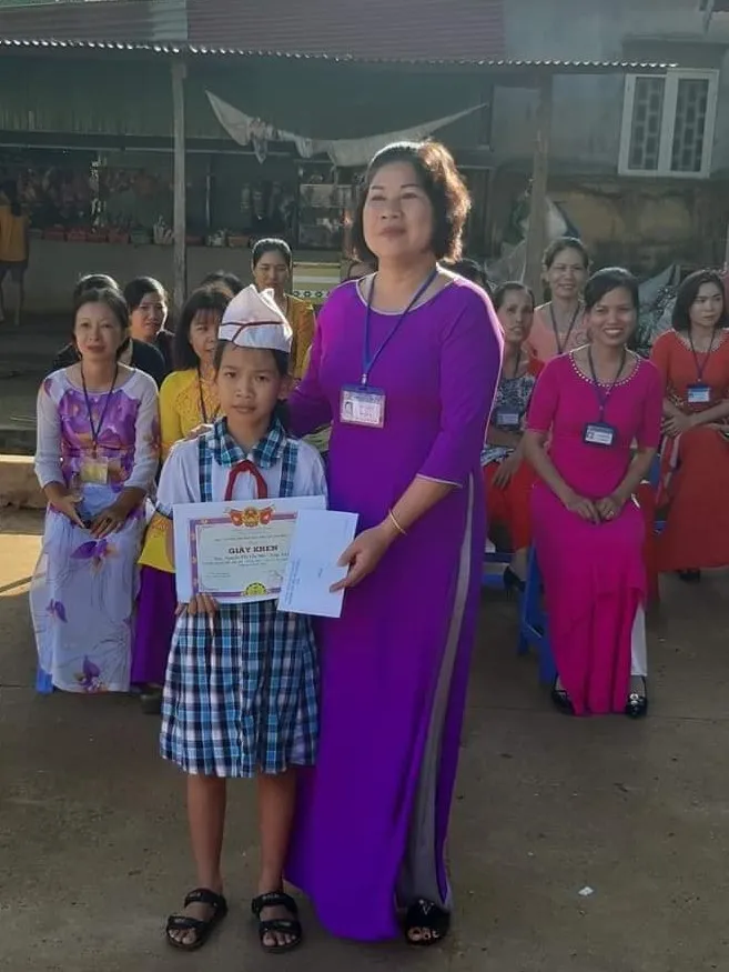 Học sinh tiểu học nhặt của rơi trả lại người mất ảnh 1