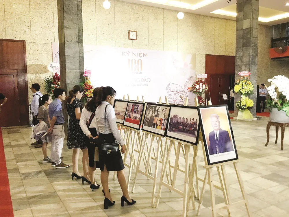 Công ty CP Tập đoàn Xây dựng Hòa Bình kỷ niệm 100 năm Ngày sinh Cố Chủ tịch Danh dự Lê Mộng Đào ảnh 3