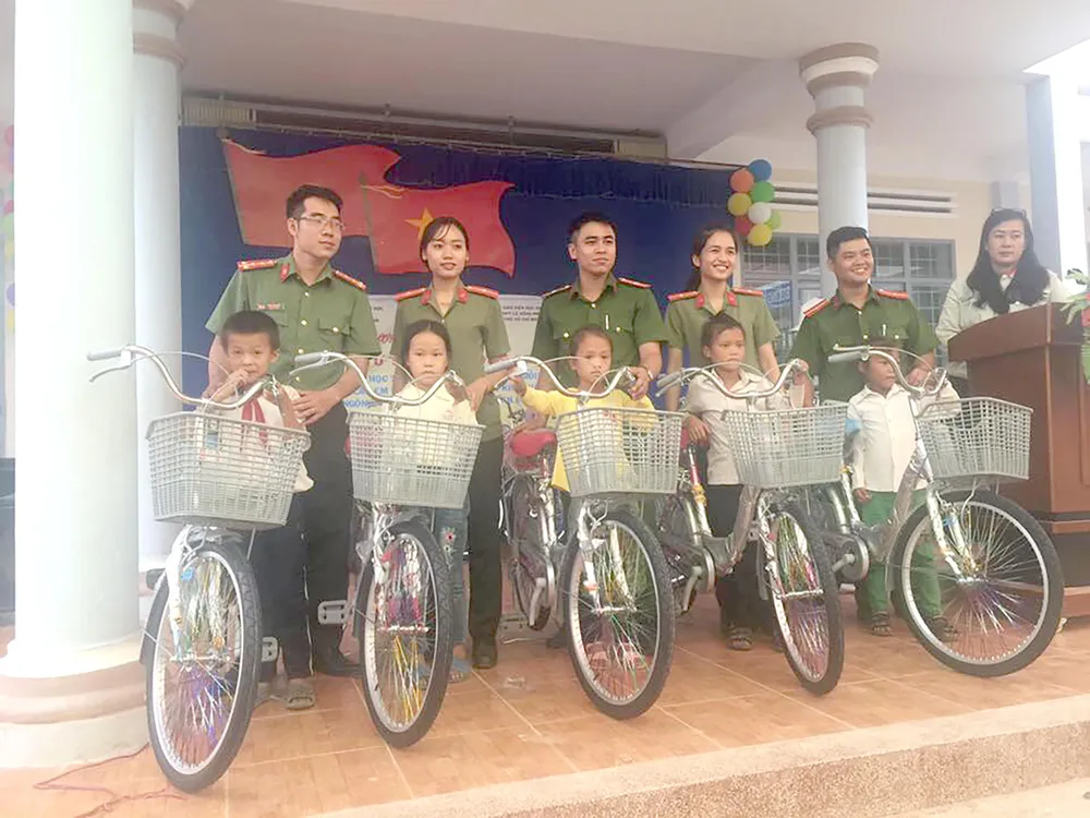 Tặng thiếu nhi nghèo, học giỏi 1.154 phần quà