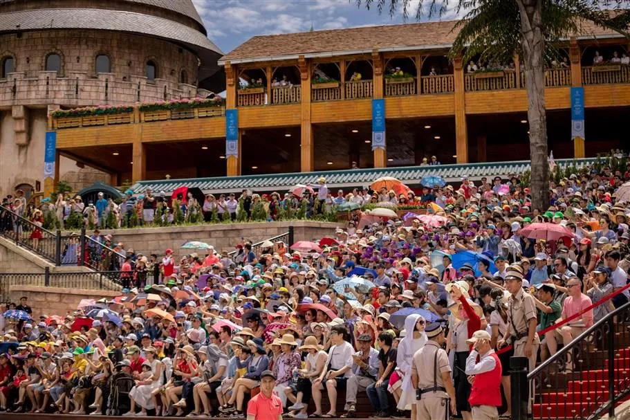 Choáng ngợp với những xứ sở đẹp chất ngất trong show “Vũ hội Ánh Dương” ảnh 9