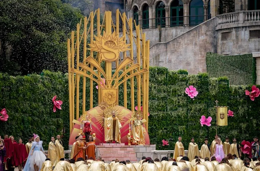 Choáng ngợp với những xứ sở đẹp chất ngất trong show “Vũ hội Ánh Dương” ảnh 1