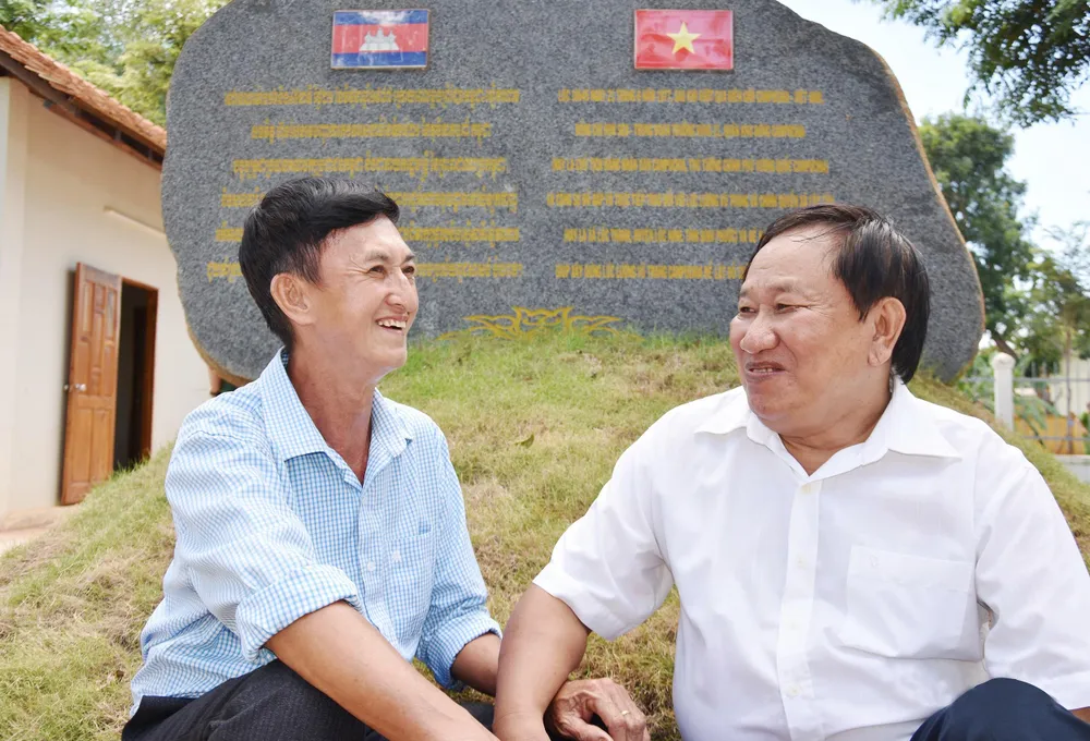 Gắn bó thủy chung, trọn nghĩa vẹn tình ảnh 1