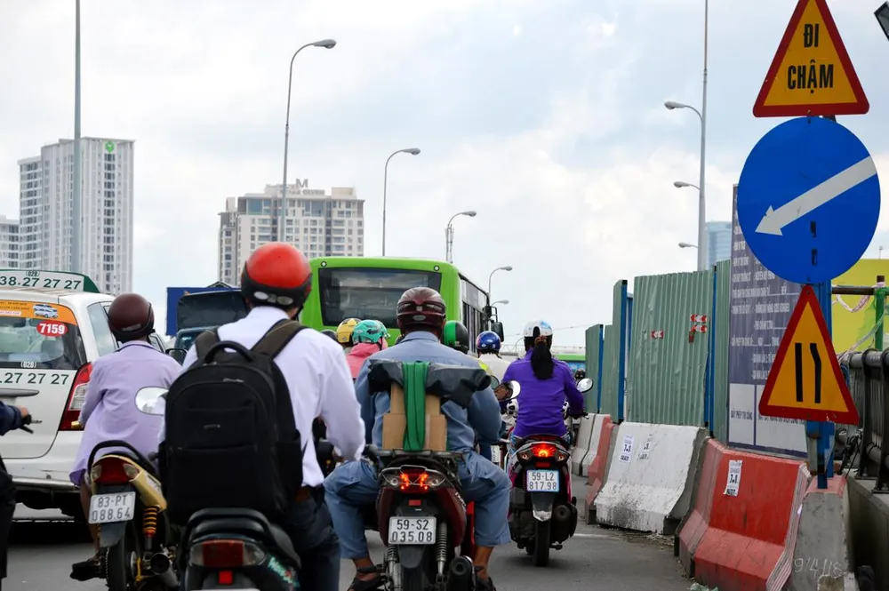 Sửa cầu cầm chừng, gây ùn tắc triền miên ảnh 1