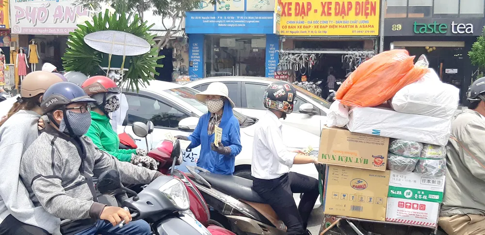 Rác tờ rơi quảng cáo vẫn tràn lan ảnh 1