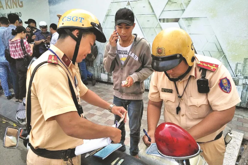 Phạt nặng để chấn chỉnh giao thông ảnh 2