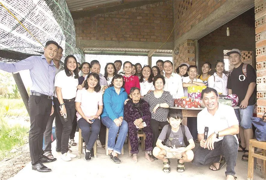 Công ty CP Tập đoàn Xây dựng Hòa Bình trao tặng hai căn nhà tình thương ảnh 1