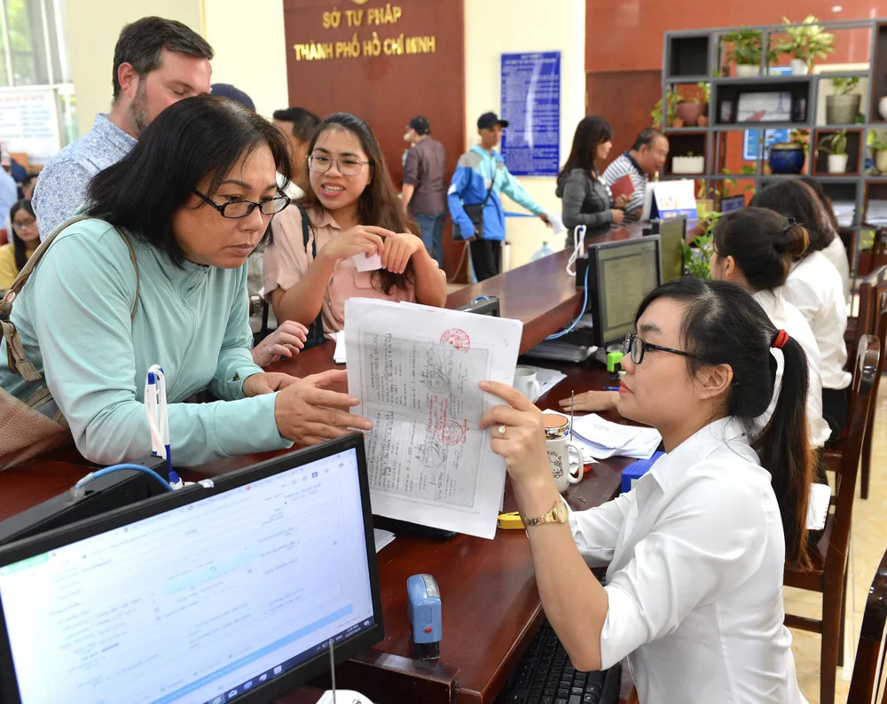 Bỏ “rào cản” hộ khẩu trong tuyển công chức  ảnh 1