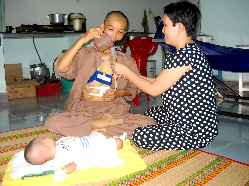 Chồng ung thư, vợ mù, nuôi con 3 tháng tuổi ảnh 1