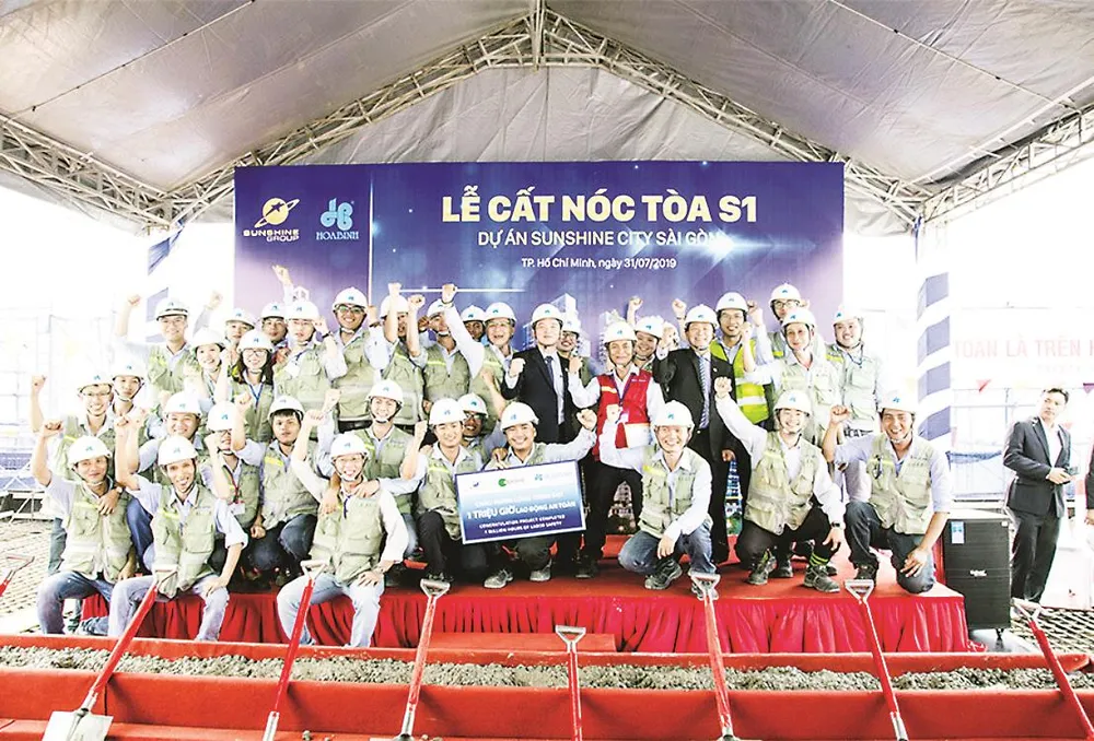 Tòa tháp S1 dự án SunShine City Sài Gòn do Công ty CP  Tập đoàn Xây dựng Hòa Bình thi công vượt tiến ảnh 1