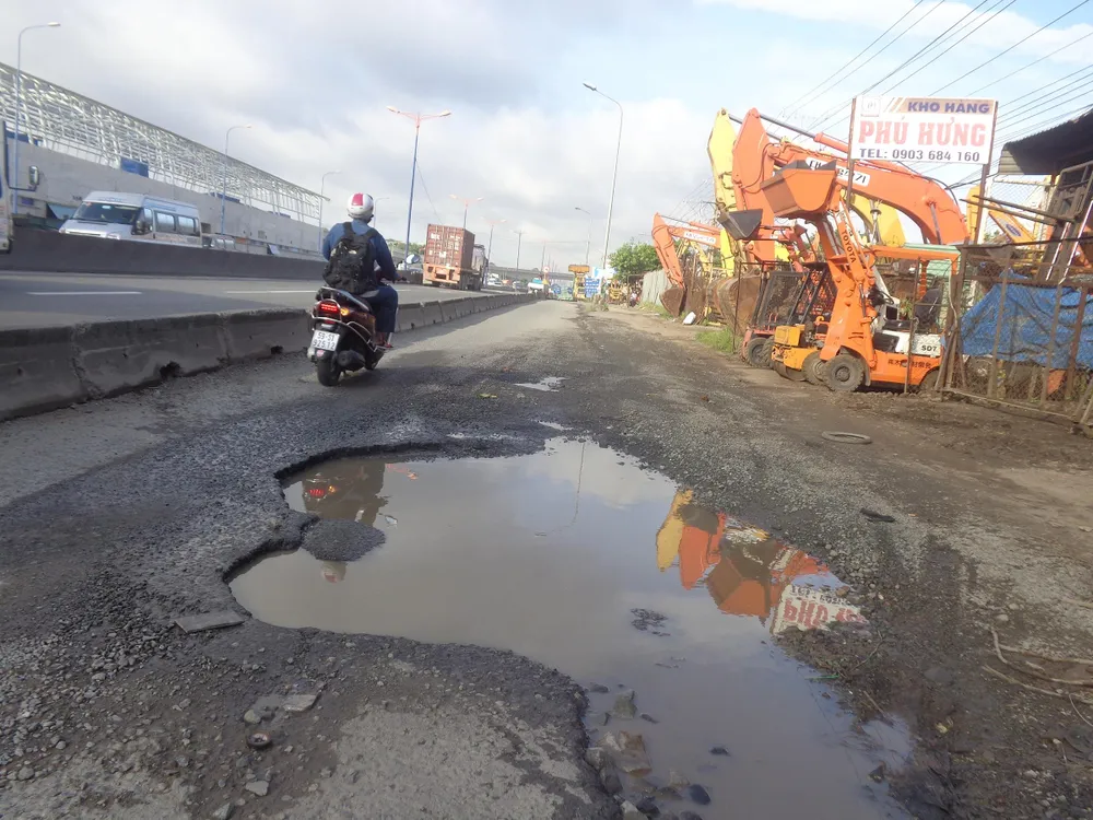 Hố khủng gây nguy hiểm