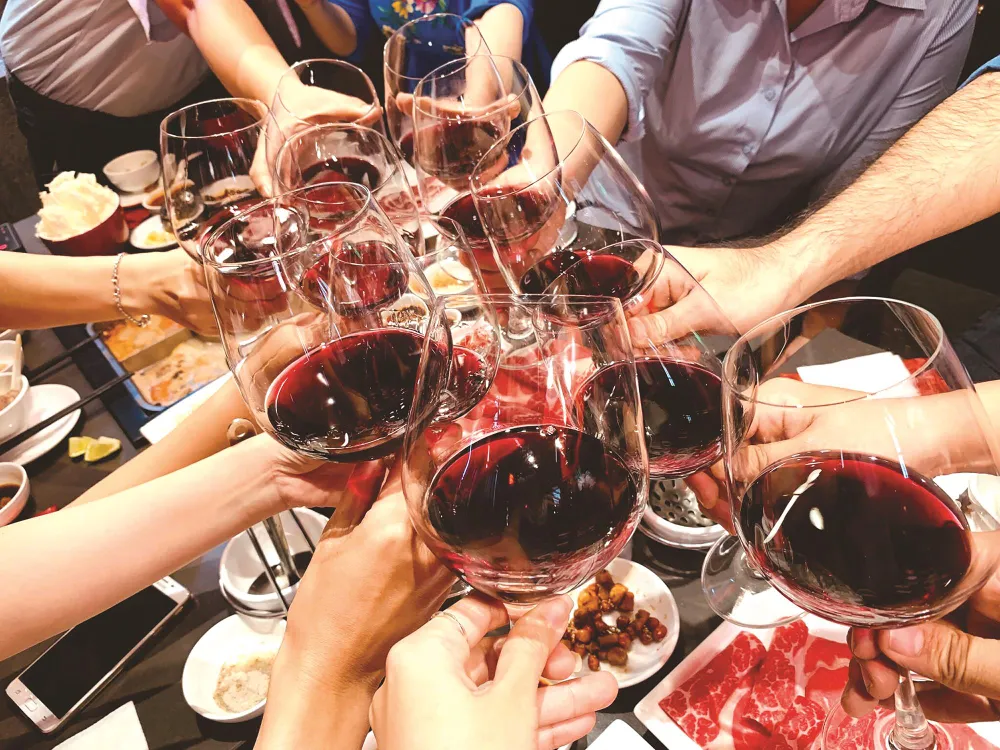 Rượu vào, lời ra, thậm chí là bạo lực - điều đang xảy ra trong một số gia đình người Việt. Ảnh: CA DAO