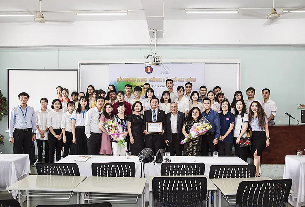 Trao 150 triệu đồng học bổng cho sinh viên Đại học Khoa học Xã hội và Nhân văn TPHCM ảnh 2