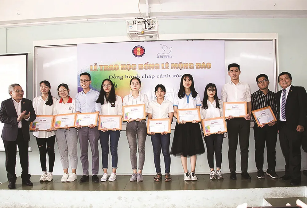 Trao 150 triệu đồng học bổng cho sinh viên Đại học Khoa học Xã hội và Nhân văn TPHCM ảnh 1