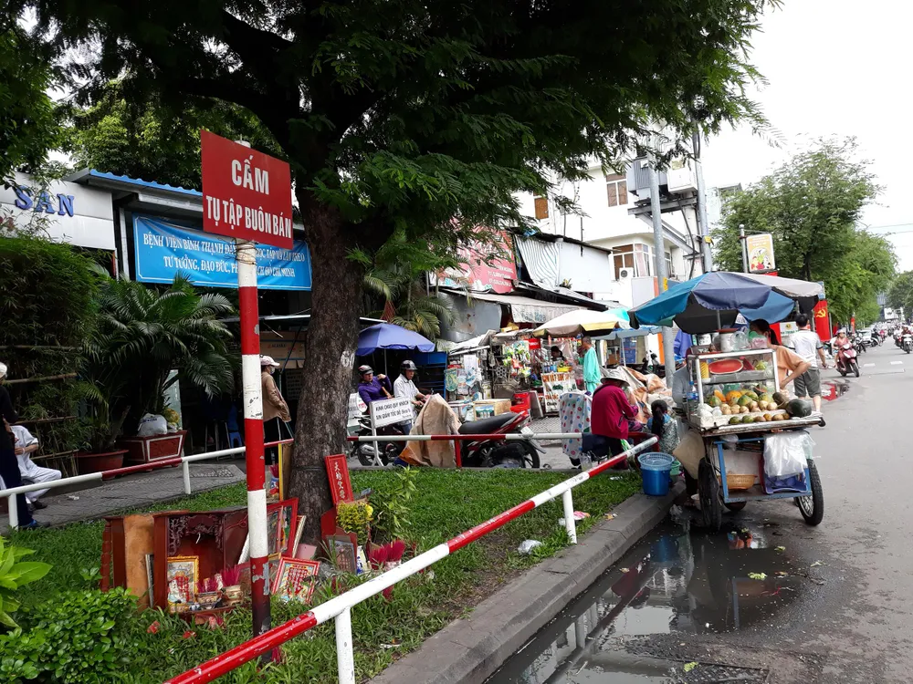 Hàng rong "bủa vây" bệnh viện