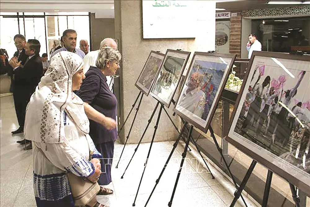 Khách tham quan triển lãm tranh “Khám phá Việt Nam”  tại thủ đô Algiers trong cùng chuỗi sự kiện kỷ niệm 74 năm Cách mạng Tháng Tám và Quốc khánh 2-9