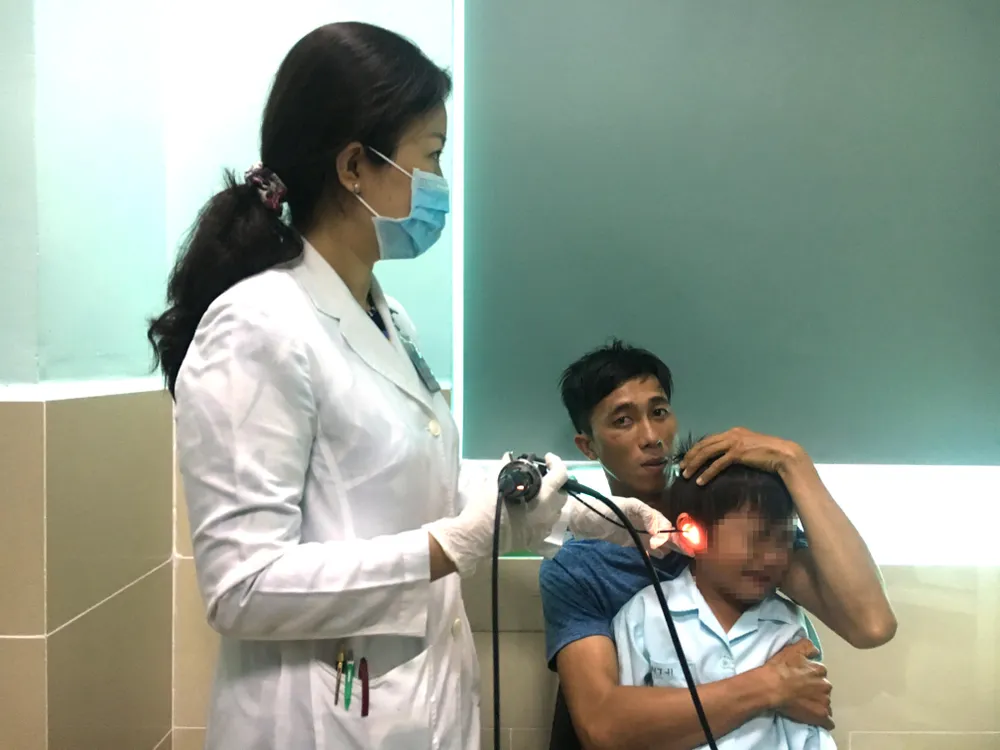 Pin nút áo - mối nguy với trẻ nhỏ ảnh 1