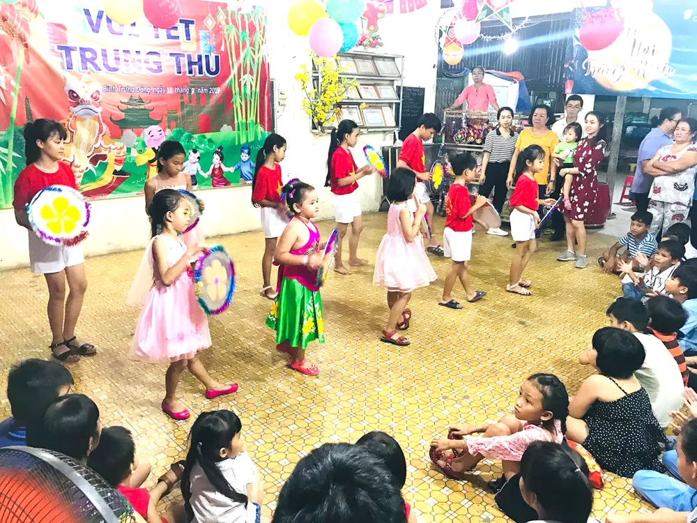 Trung thu xóm nghèo ảnh 1