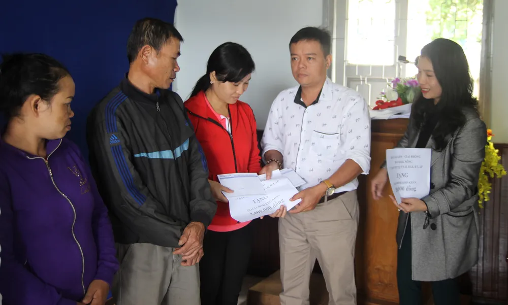 Giúp 12 gia đình bị thiệt hại do mưa lũ