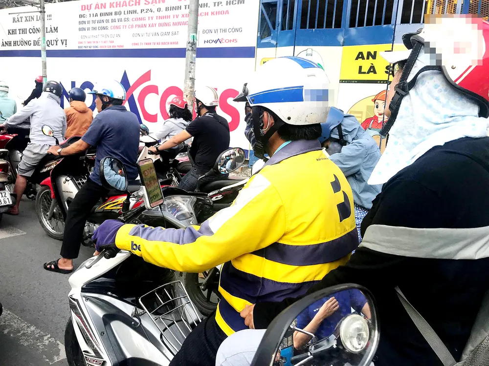 Vừa phóng xe vừa lướt điện thoại ảnh 1