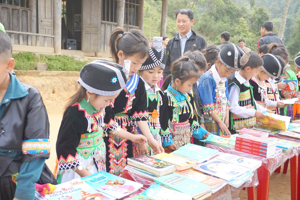 Đưa sách đến trẻ nghèo bản xa ảnh 1