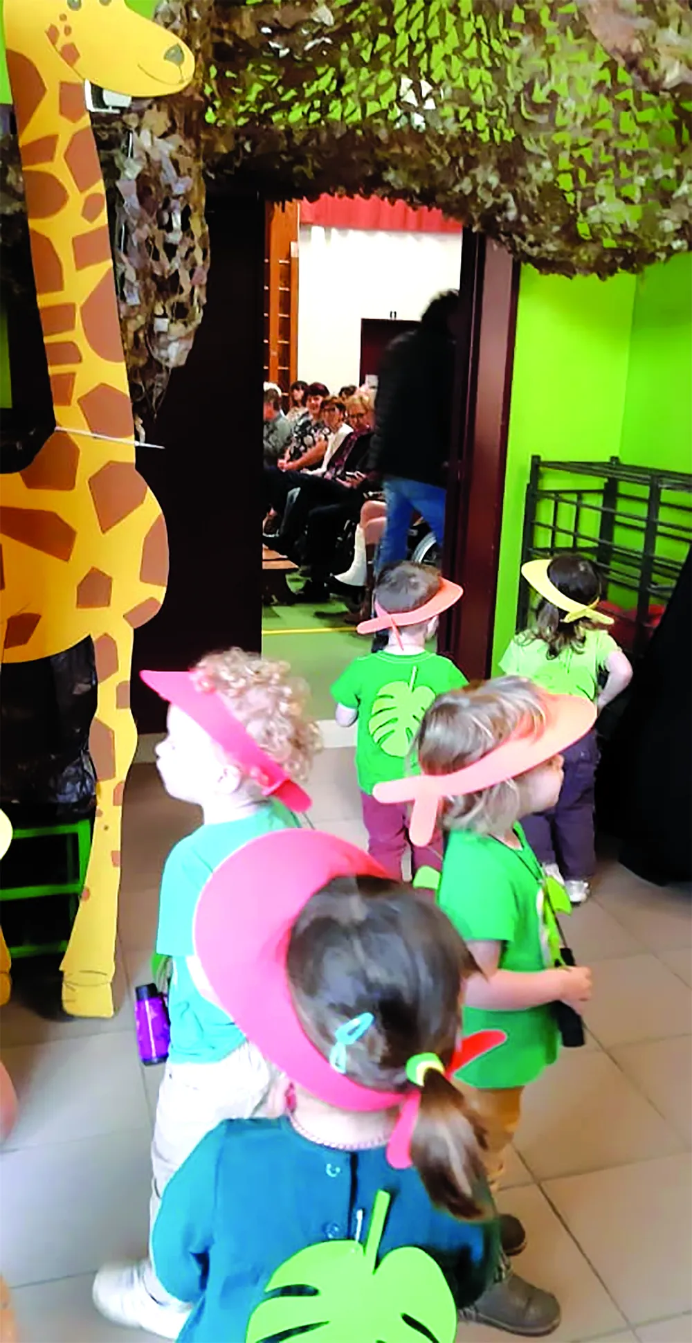 Mượn ông bà đi dự hội ảnh 1