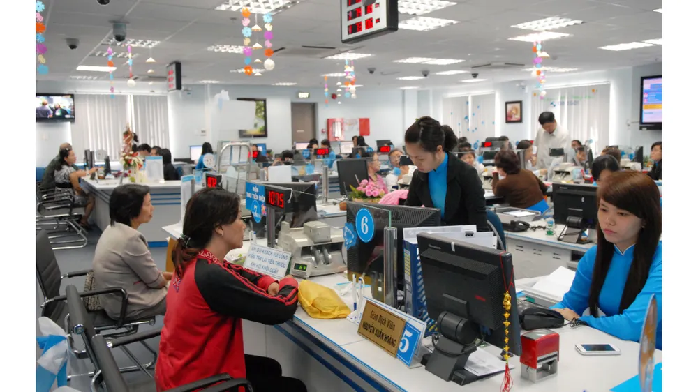 Giao dịch tại một ngân hàng ở TPHCM. Ảnh: THÀNH TRÍ