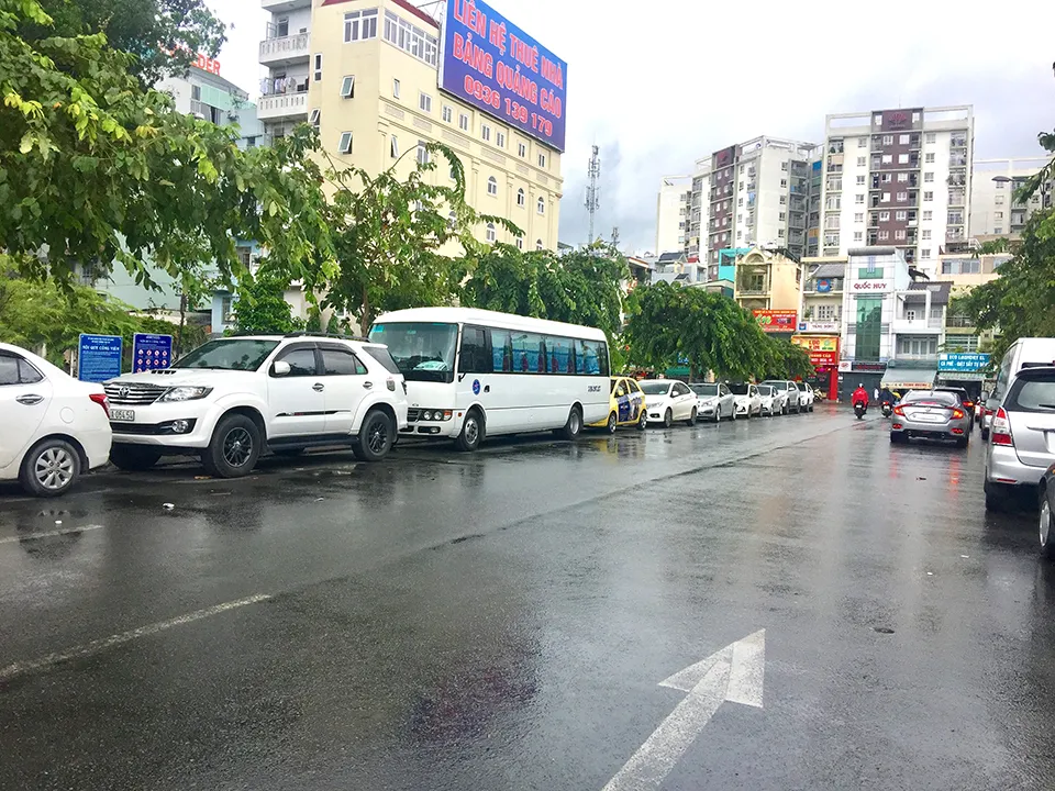 Nạn tùy tiện đậu xe dưới lòng đường ảnh 1