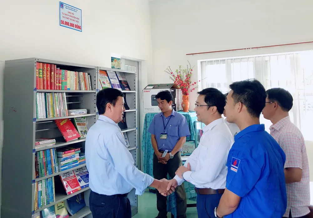 Tài trợ 870 triệu đồng cho Chương trình “Trao tặng tủ sách” ảnh 1