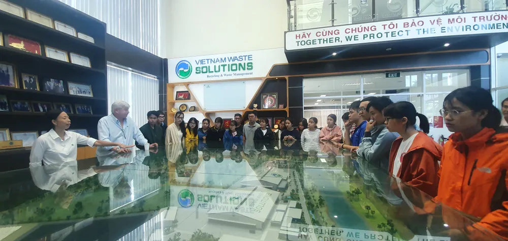 Sinh viên Khoa Môi trường tìm hiểu thực tế Khu xử lý chất thải Đa Phước ảnh 2