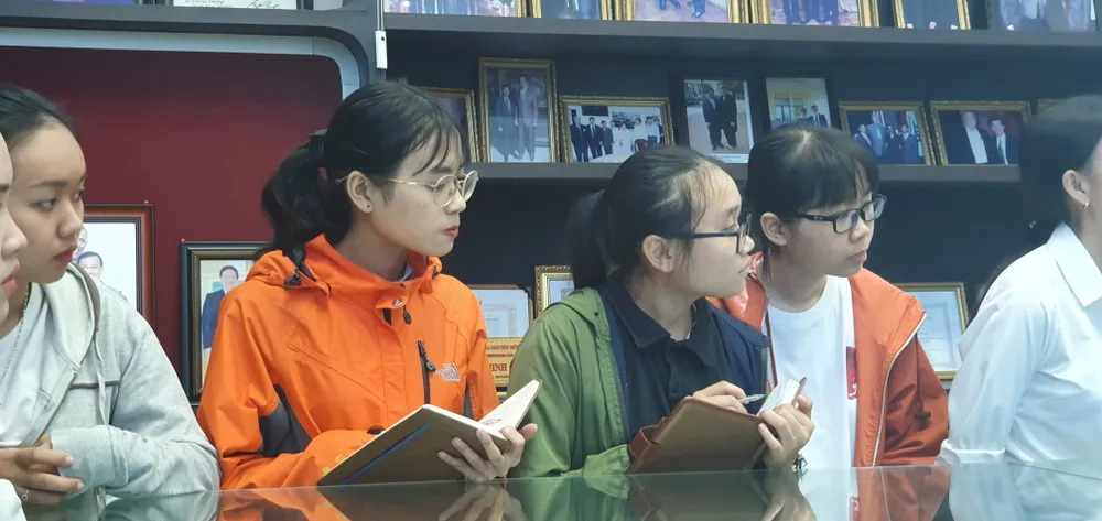 Sinh viên Khoa Môi trường tìm hiểu thực tế Khu xử lý chất thải Đa Phước ảnh 3