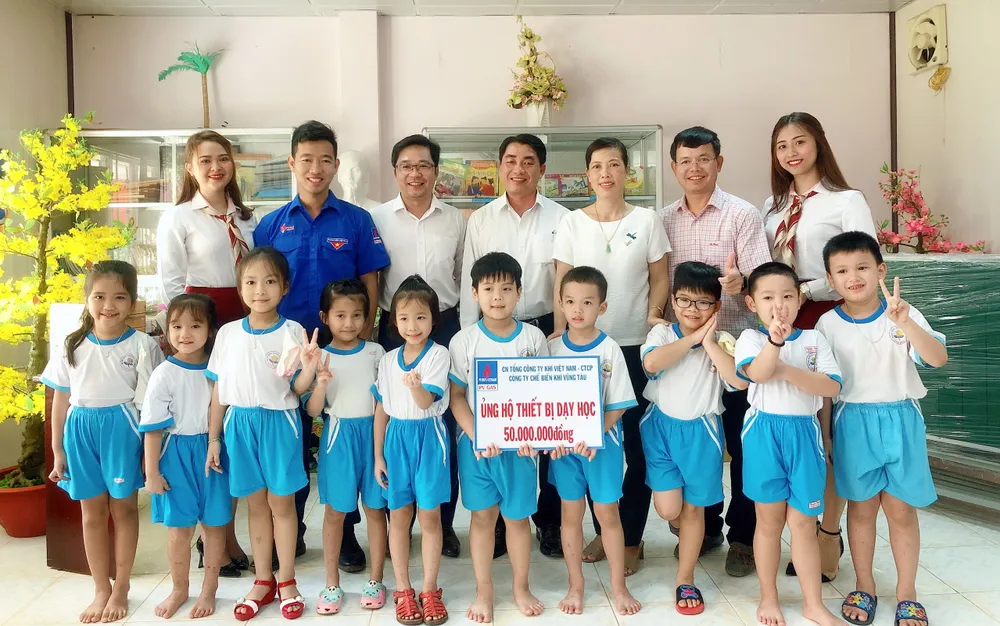 Tài trợ 870 triệu đồng cho Chương trình “Trao tặng tủ sách” ảnh 3