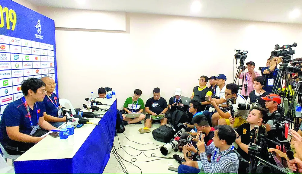 Các phóng viên Việt Nam tác nghiệp tại SEA Games 30. Ảnh: DŨNG PHƯƠNG