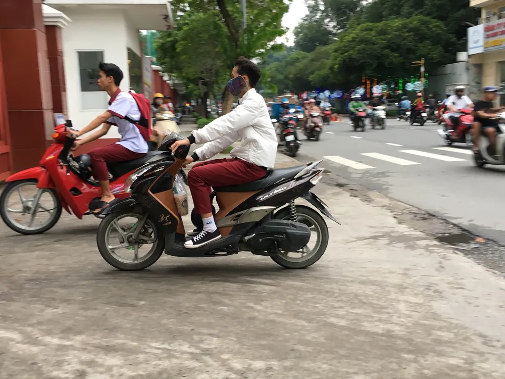 Lơ là đội nón bảo hiểm ảnh 1