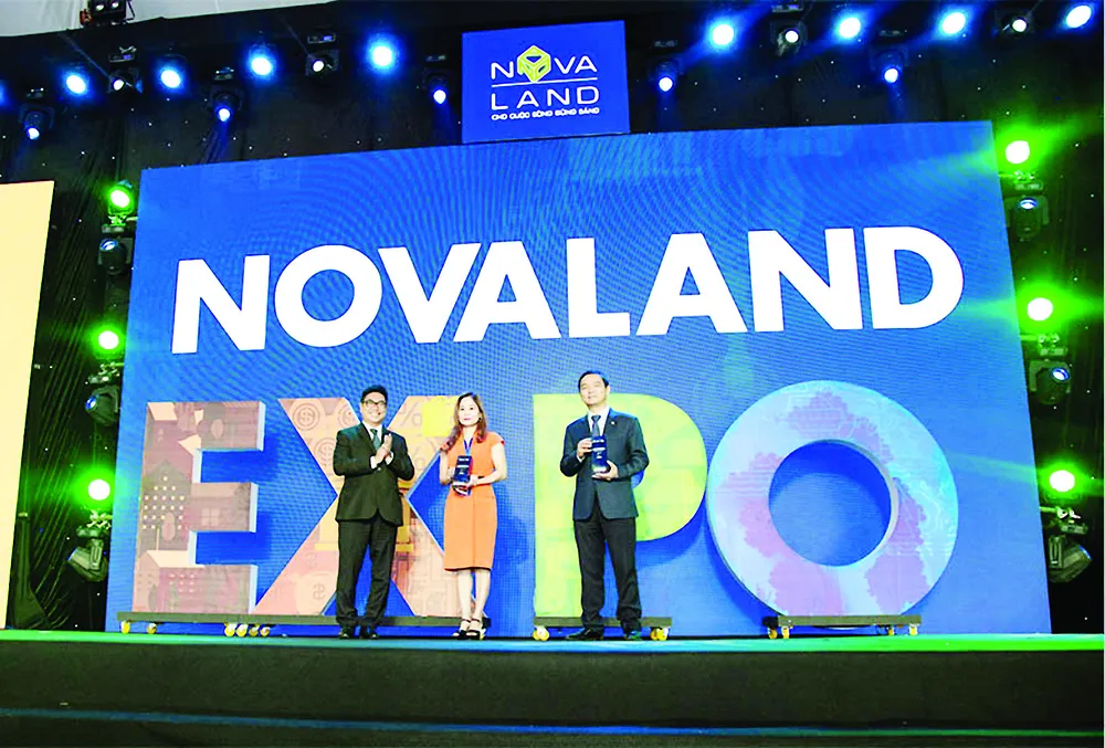 Ông Lê Viết Hải (bìa phải) - Chủ tịch HĐQT, TGĐ Tập đoàn Hòa Bình nhận kỷ niệm chương của chương trình